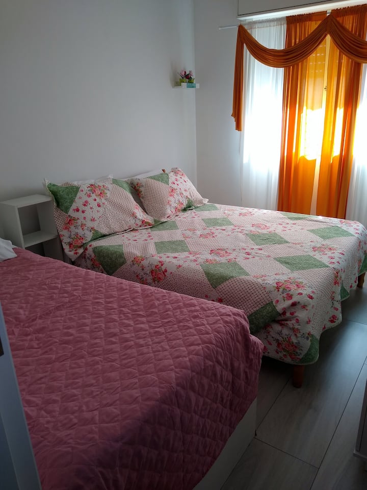 Në konvikt ka 2  krevate (1 dopio dhe 1 tek), është i ajrosur mirë dhe me diell në mëngjes.