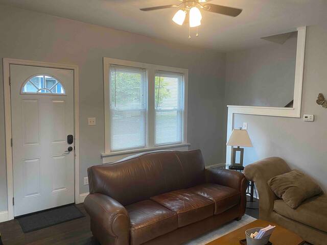 Campus Crest (B)-charming 2 bd close to campus! gallery image 2