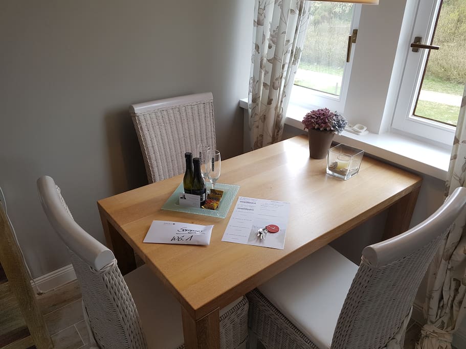 Sitzplatz mit großem Tisch, Eiche massiv und weiß gekälkt