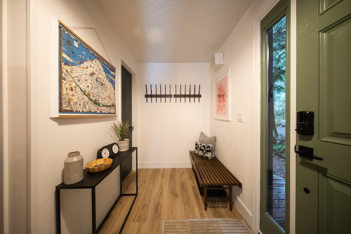 Hood Hideaway - Modern Mt Hood Home - Lost Lake, OR