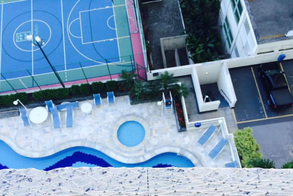 Vista de cima Piscina e quadra