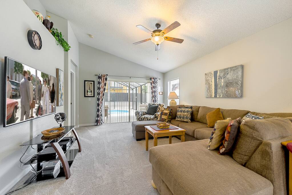 Large sitting room with 60" TV