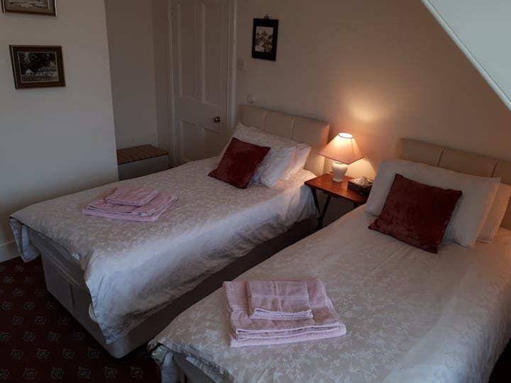 Chumba cha kulala 2 na vitanda viwili na sebule ya bafu. Chumba hiki kiko kwenye ghorofa ya 2