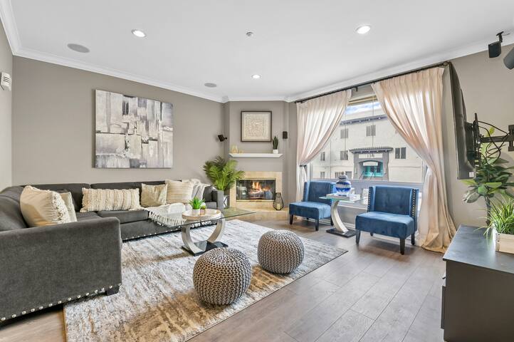 Lux Tri Level Home Rooftop Jacuzzi Jetliner Views gallery image 2