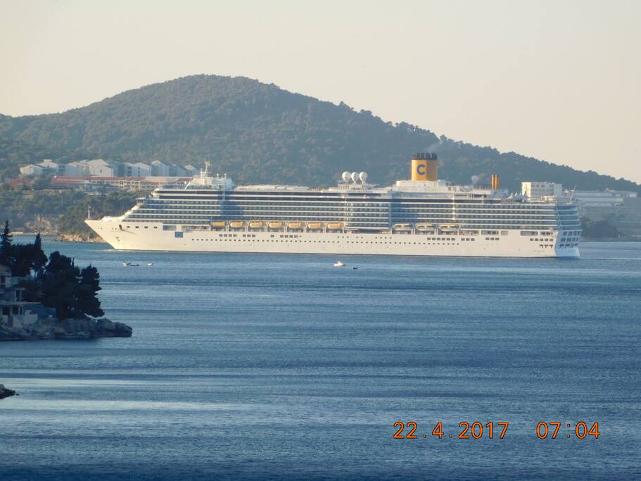 Pogled, ulazak kruzera u luku Gruž