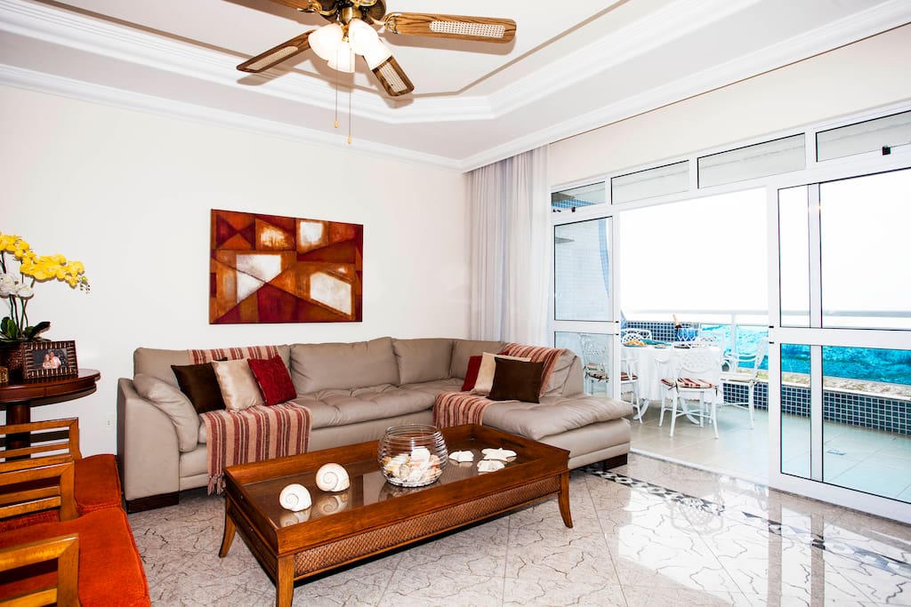 Sala de Estar
Acesso à varanda de frente ao mar