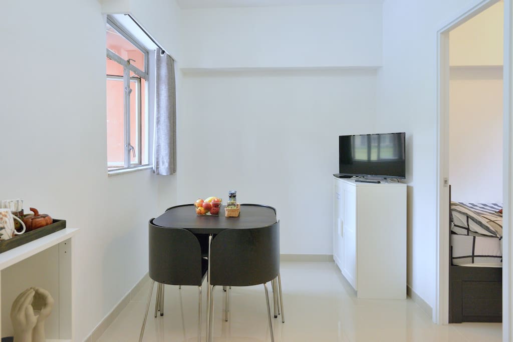 Dinning area with TV entertainment & speedy wifi.