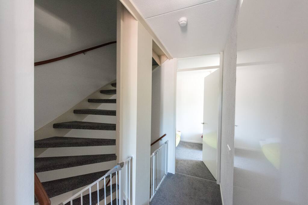 overloop 1e verdieping met rechts de badkamer, rechtdoor de logeerkamer en links de 2 pers. slaapkamer die niet op een foto staat