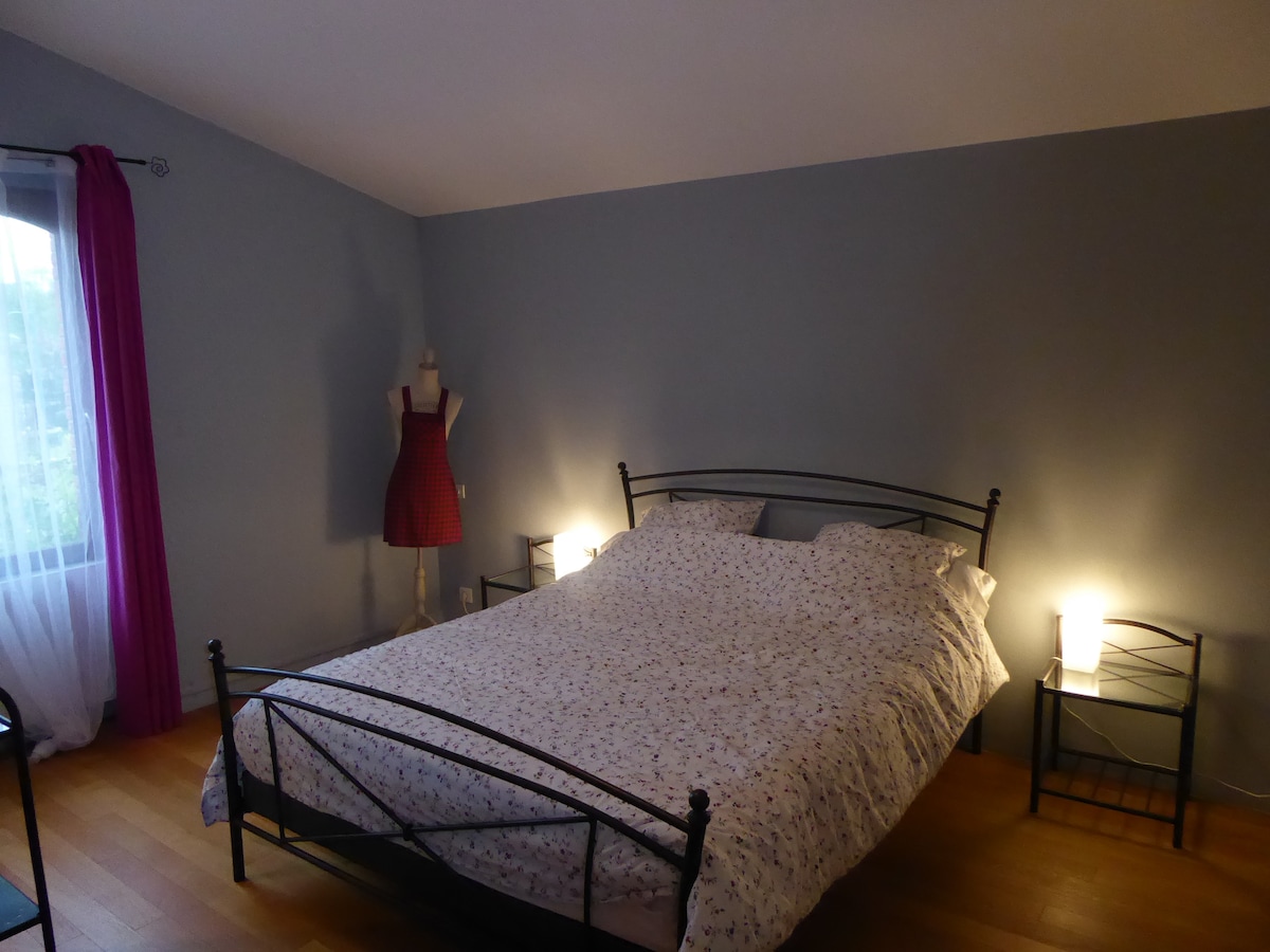 habitación en el piso superior con cocina sdb