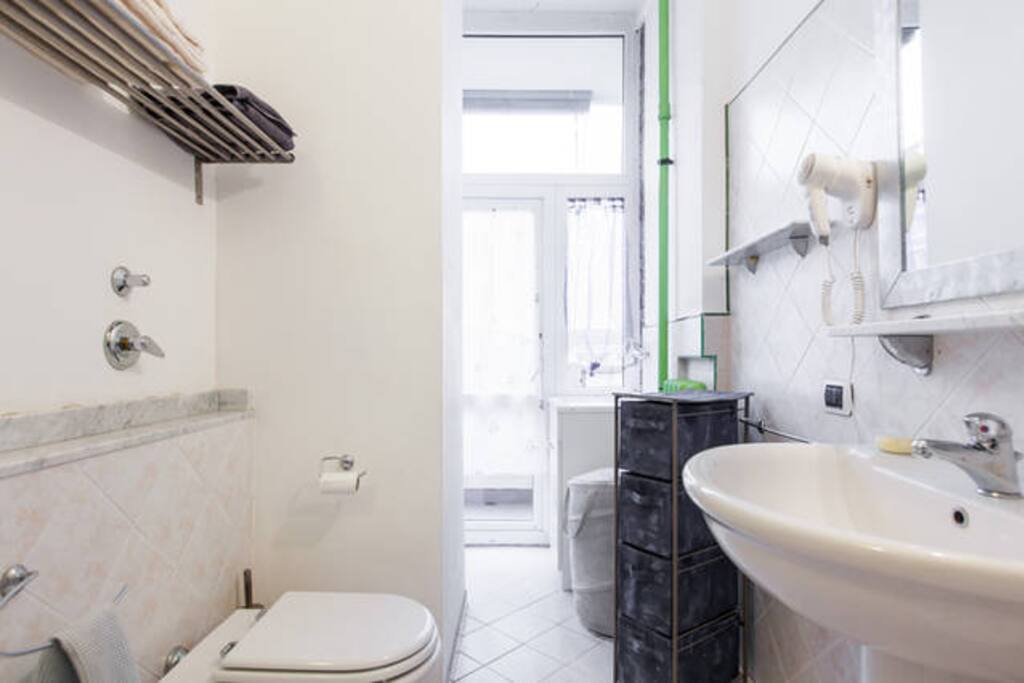bagno a disposizione con balconcino e lavanderia
