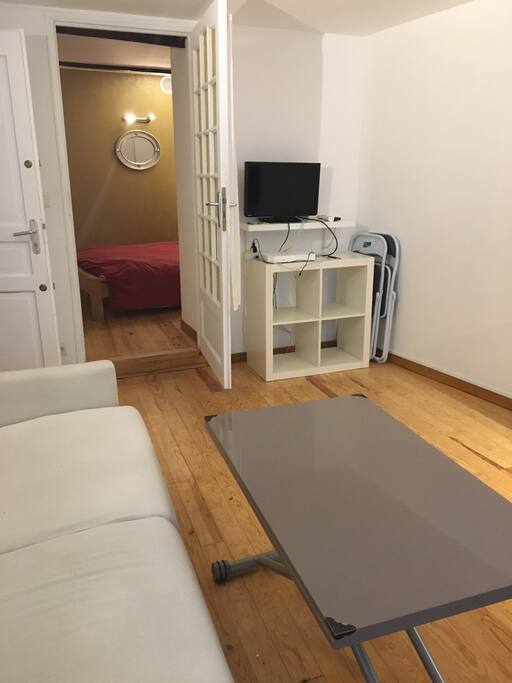 La pièce principale a un canapé lit très confortable (couchage 140cm), la table basse se convertit en table à manger