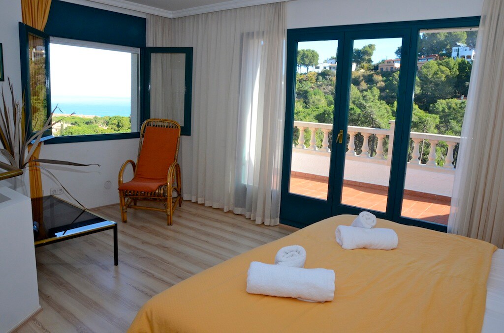 спална соба апартман со када - Пристап до тераса со поглед на море - Втор кат - ПУНТА КОСТА БРАВА