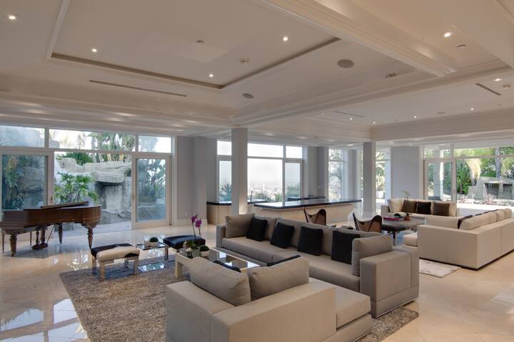 LOS ANGELES VIEW MODERN ESTATE- POOL- 12,000 SQ FT gallery image 5