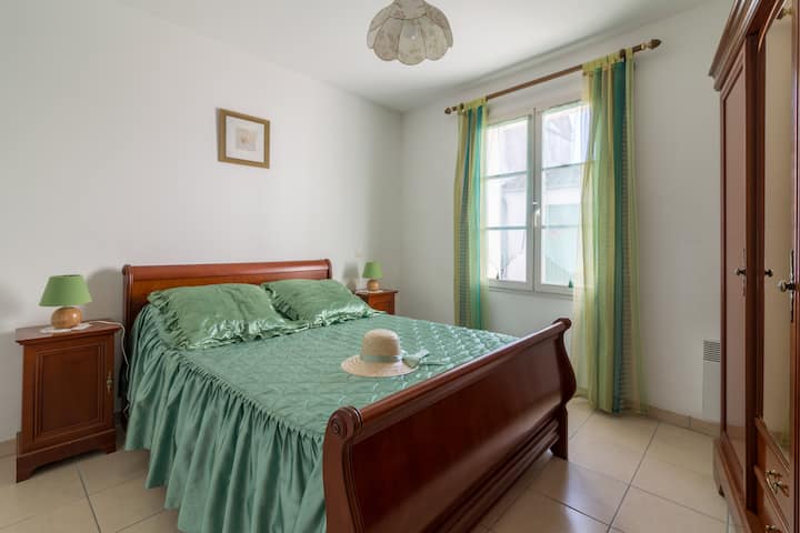 Dhoma e gjumit 1 me krevat dopio "queen" (160x200) në katin përdhes