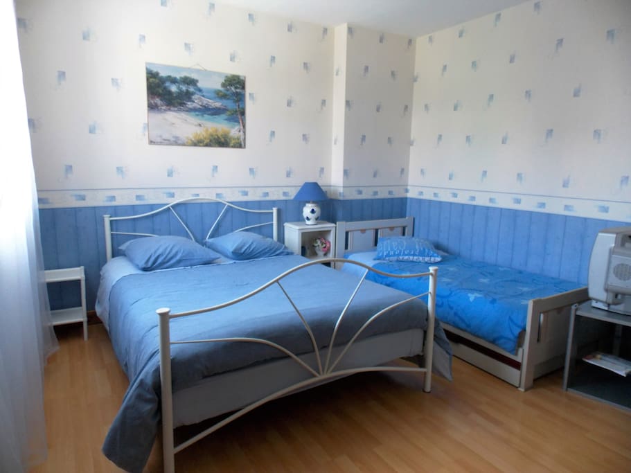chambre 1 lit 2pers et 1 lit 1 pers