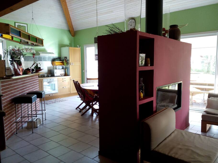 Le salon central avec la cheminée centrale