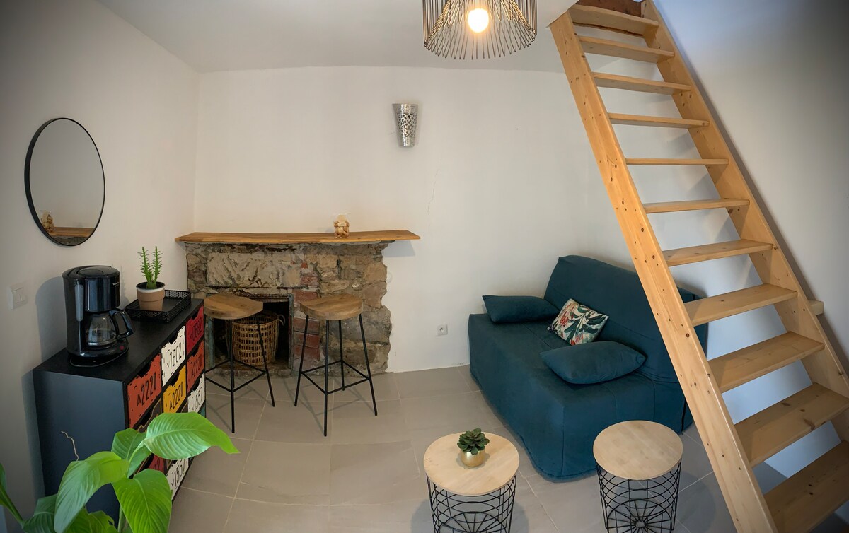 โซฟาเบดประเภท BZ มีคุณภาพดีสำหรับนอน 2 คนในห้องนั่งเล่นที่ชั้นล่าง
โปรดทราบว่าไม่มีชัตเตอร์ในห้องนี้
