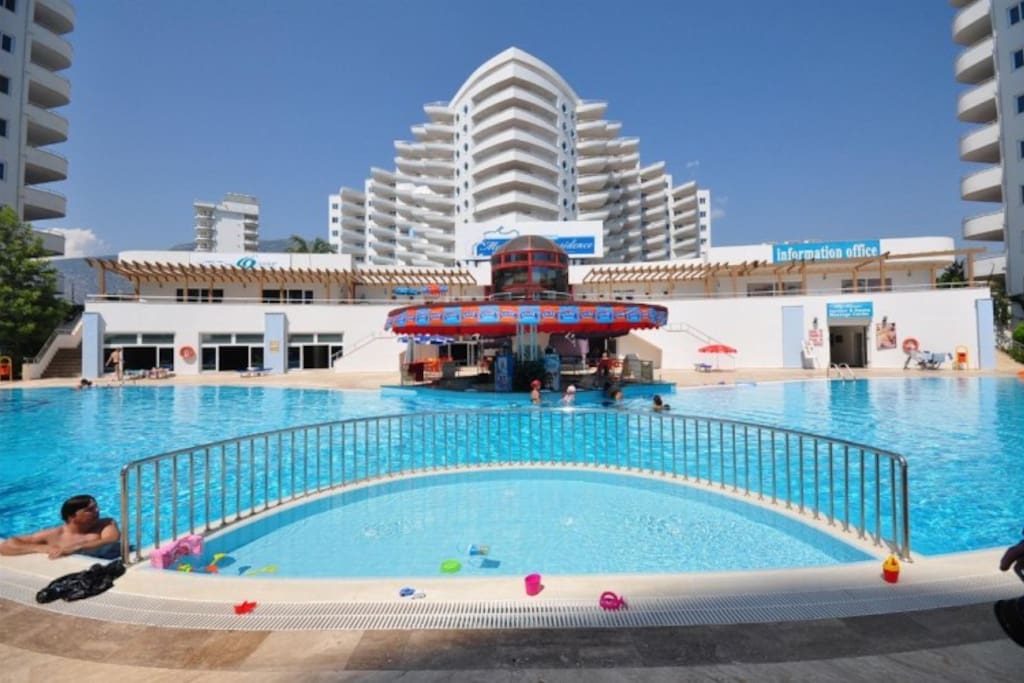 Жилой комплекс, первый бассейн / Our residence, the first pool