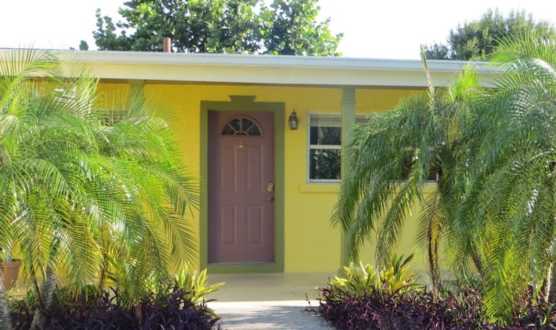 Comfortable Room Close to Siesta Beach