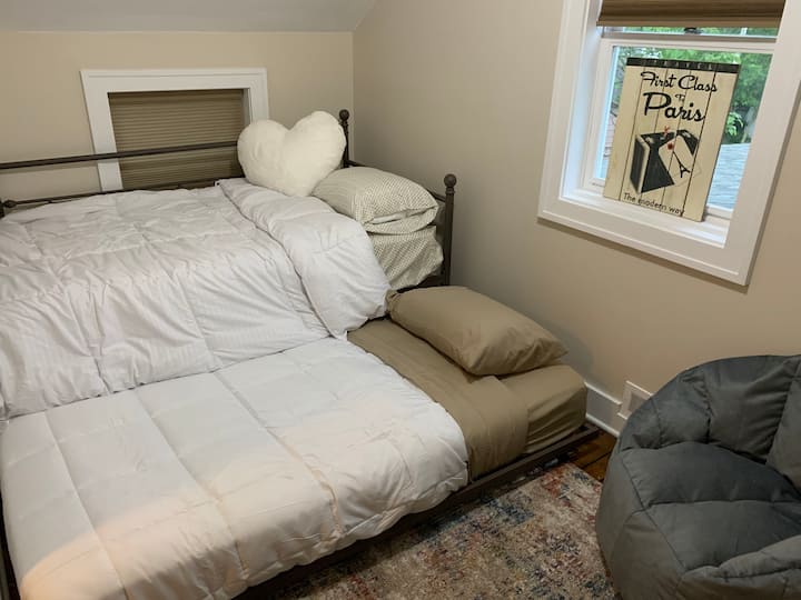 Двокреветна соба со две 
спални соби на горниот кат 