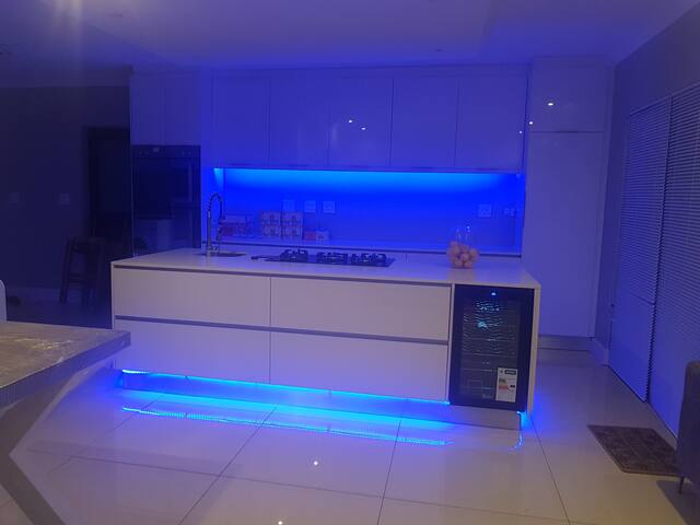 Kenstay – Modern House with Entertainment gallery image 2