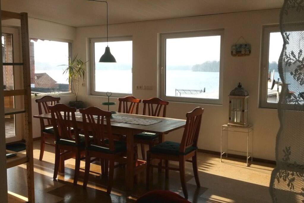 Lounge mit Ausblick zum See