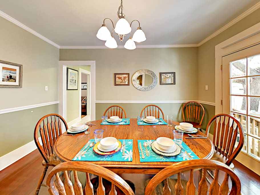 Enjoy festive vacation meals at the 6-person dining table.