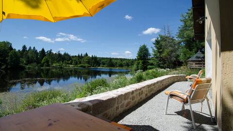 Gîte by the pond (Millevaches Plateau)