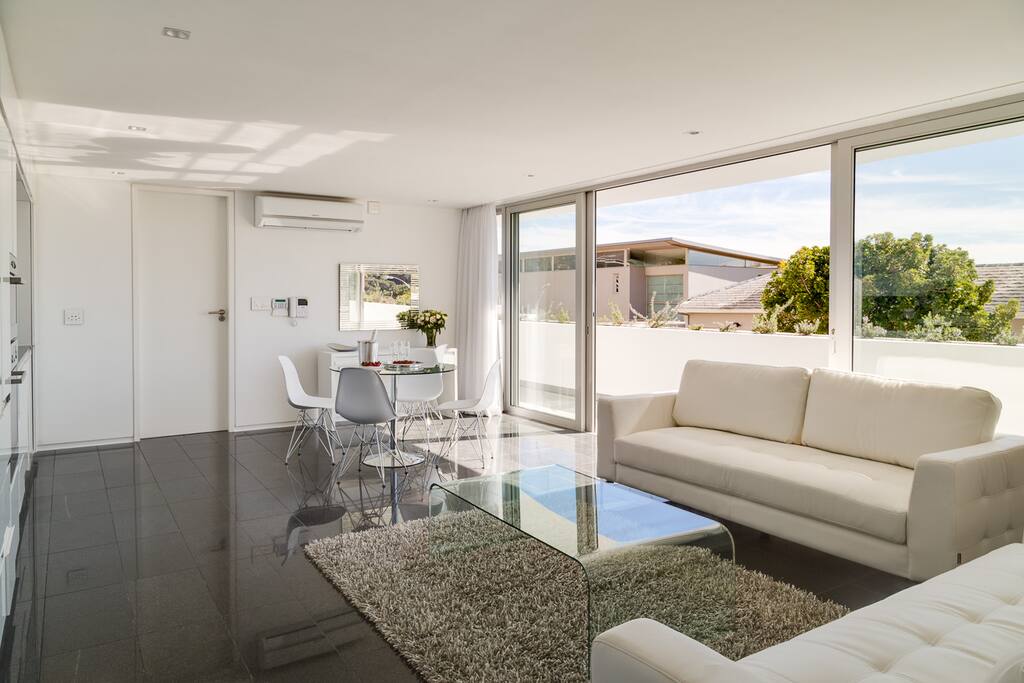Lounge/dining/kitchen area