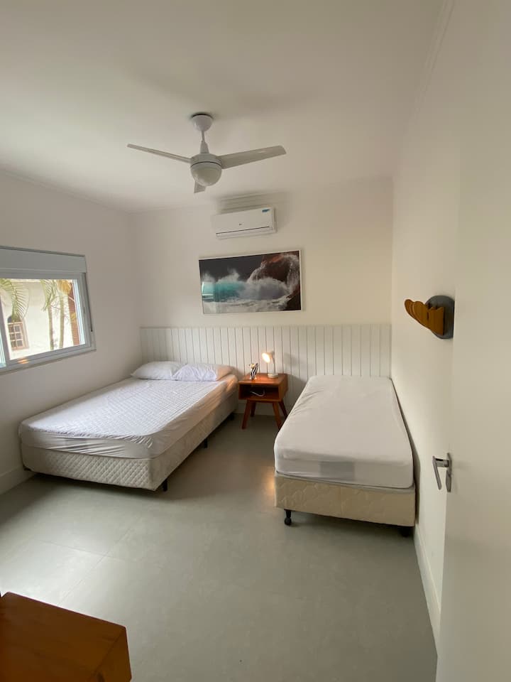 1号房有1张双人床和1张单人床。
空调和吊扇 