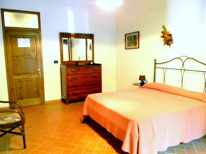 Спална соба 5b брачен кревет (широк 125 - 149 см)