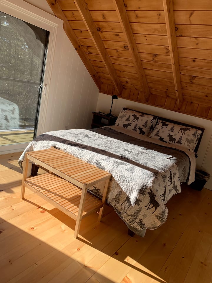 Schlafzimmer #2  befindet sich in der obersten Etage und verfügt über einen begehbaren Balkon, um die Aussicht zu genießen. 