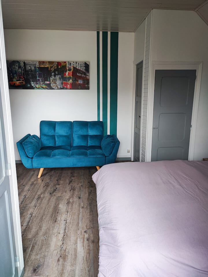 Chambre et coin salon