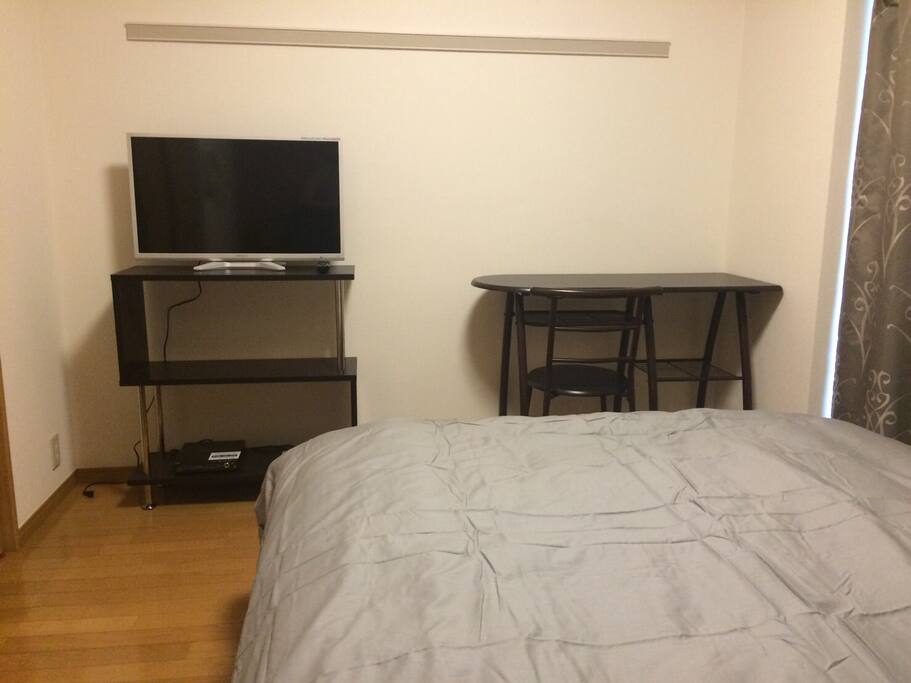 TV and writing desk. TVとデスク。