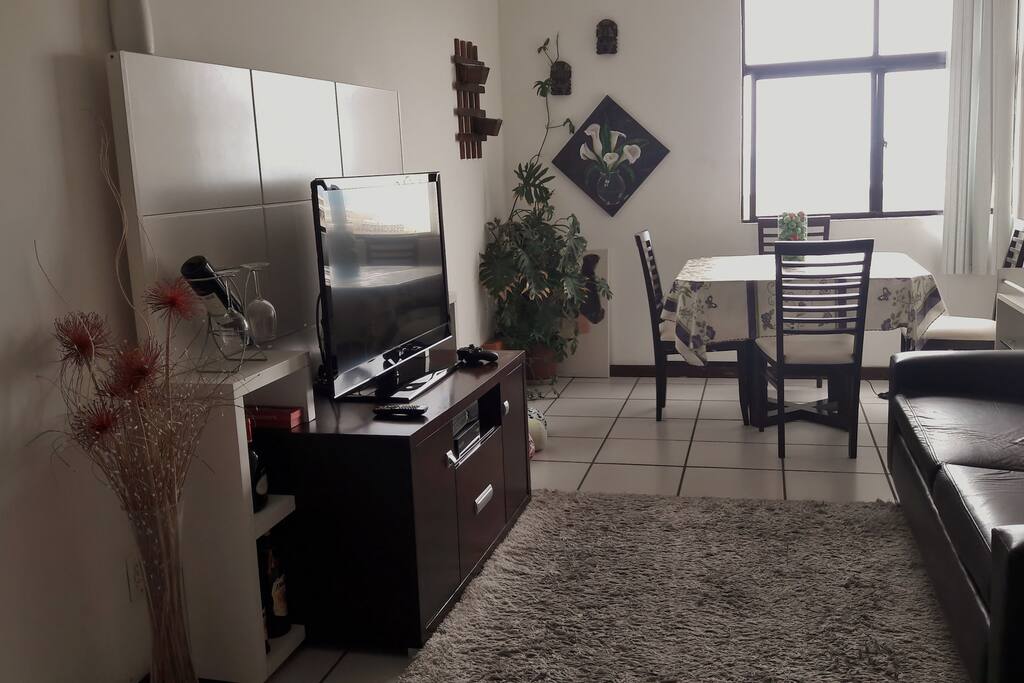 Sala ampla e bem ventilada
