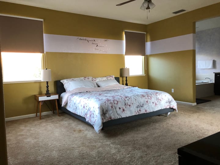 Chumba cha Master kilicho na kitanda aina ya king.