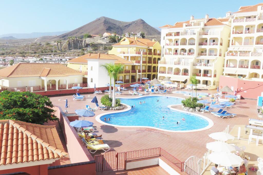 Disnastía building.
Elegant and quiet complex located in the new area of Los Cristianos, at 10 minutes walk to the sea.