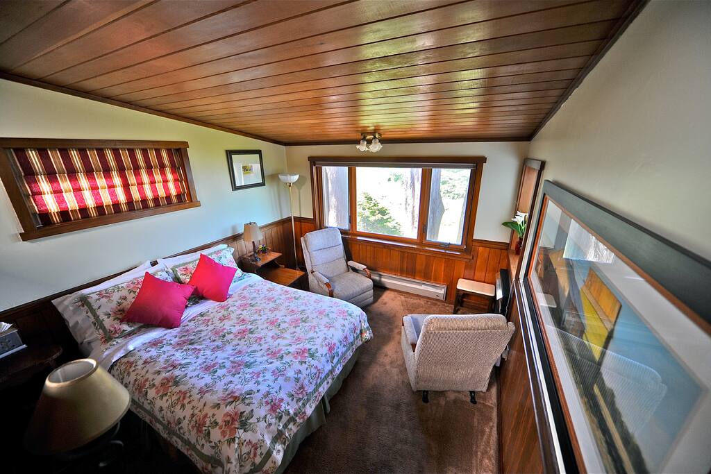 Queen bed area
