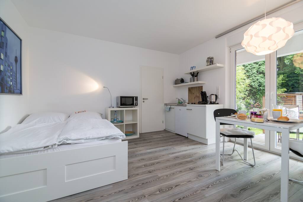 Doppelbett, Pantryküche und Essecke mit Blick in den Garten