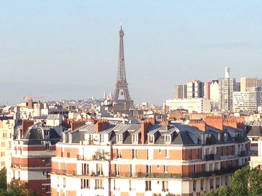 Très belle vue Tour Eiffel de jour comme de nuit