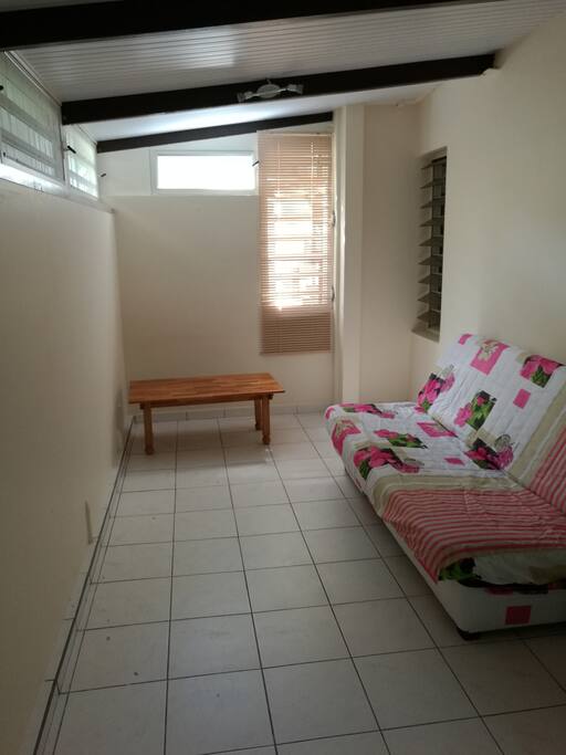 Le séjour qui sera équipé d'une TV avant votre arrivée!