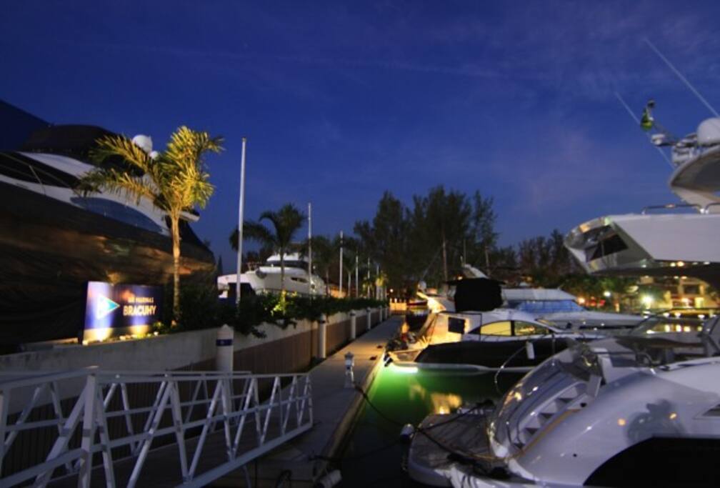 Marina dentro do Condomínio.
(serviço privado)