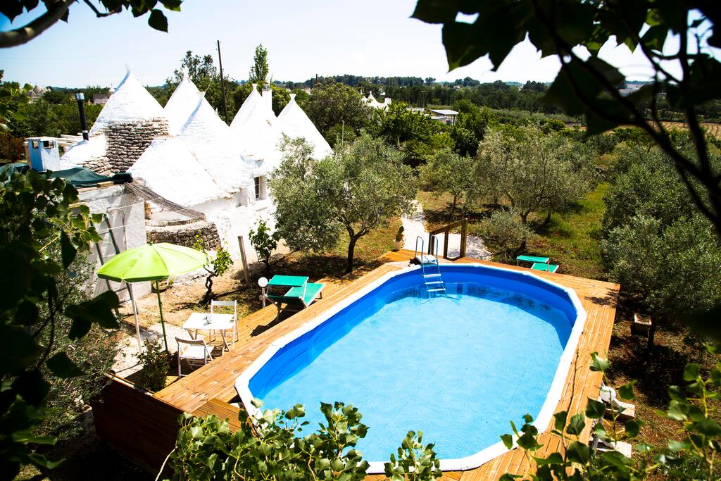 Piscina e solarium nel giardino posteriore - Swimmingpool and solarium in the rear garden - Piscina y solarium en el jardin tracero