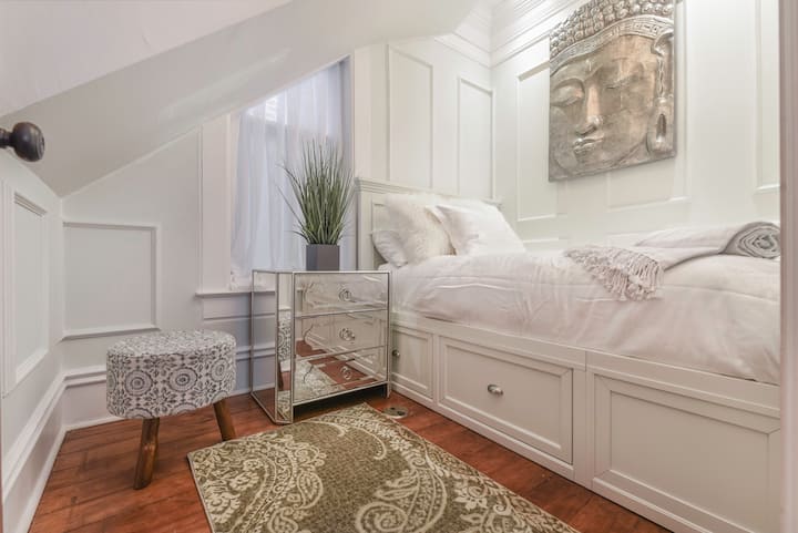 غرفة النوم الثالثة ،
سرير مزدوج. مرتبة بغطاء علوي.