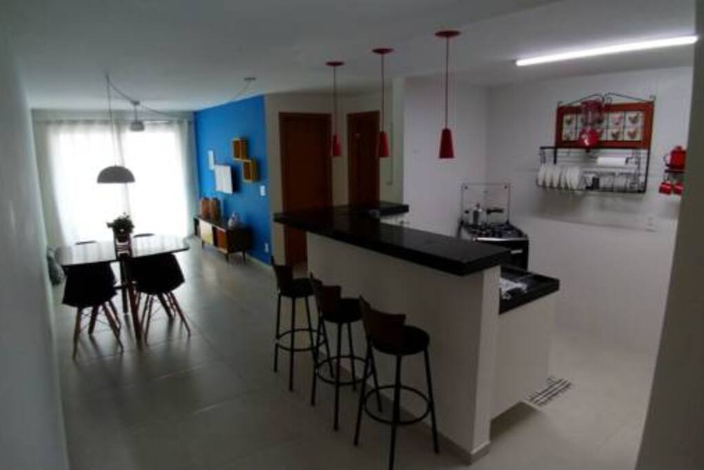Cozinha e sala decoradas