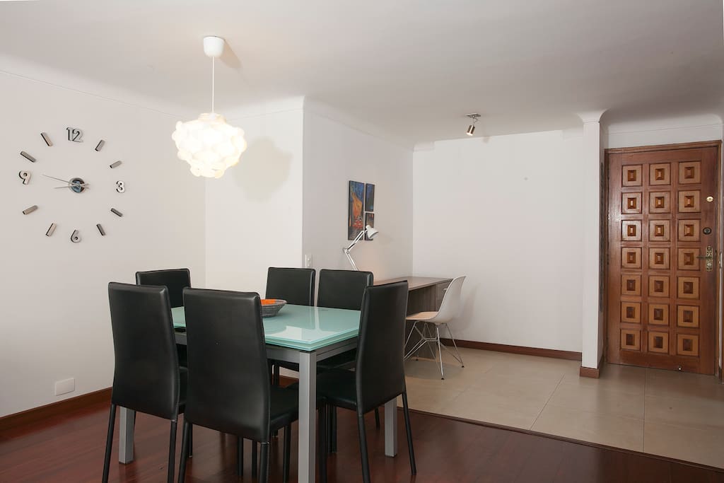 Comedor para 6 personas expandible.