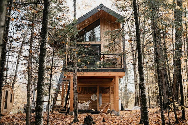Raven's Roost- private luxury treehouse with sauna