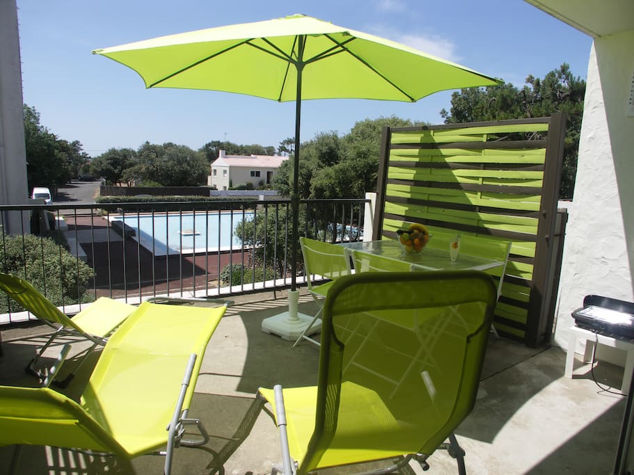 Terrasse équipée ensoleillée