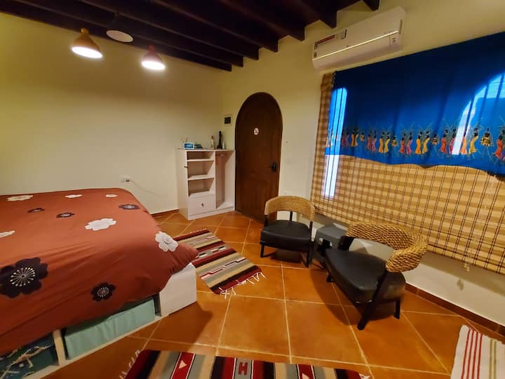 كراسي مريحة مع طاولة قابلة للطي 