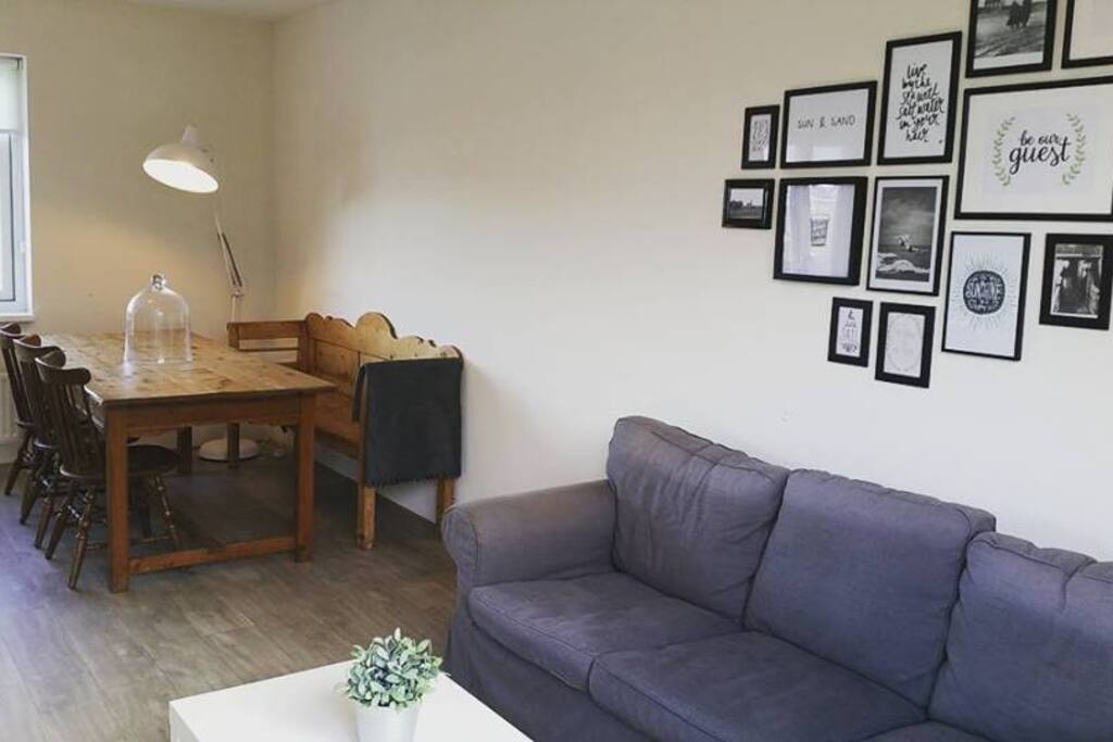 Woonkamer + eethoek met uitzicht op zee.